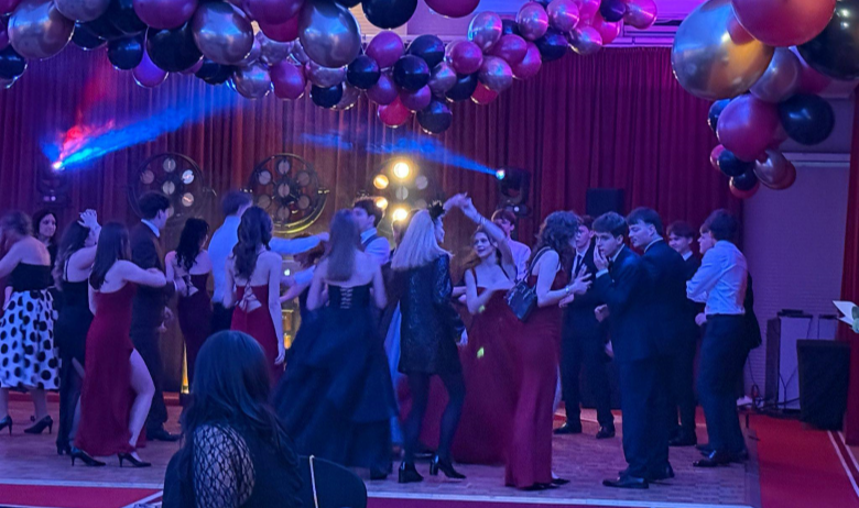 Ilustracja do slajdu: Wspaniała Studniówka już za nami!